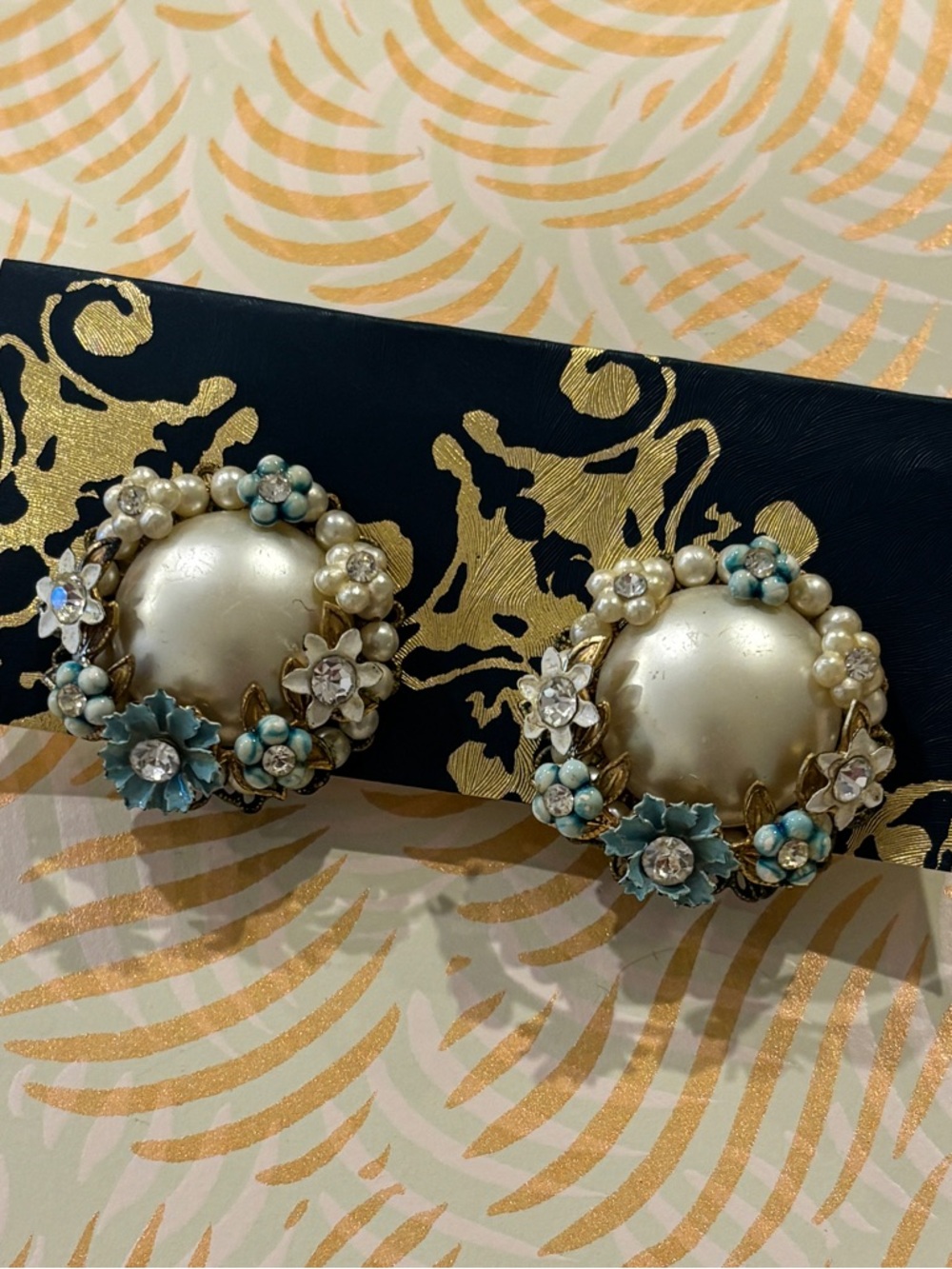 🌸 VINTAGE 1950'5 GOLD TONED METAL & PEARLESCENT RHINESTONE CLIP ON EARRINGS 🌸